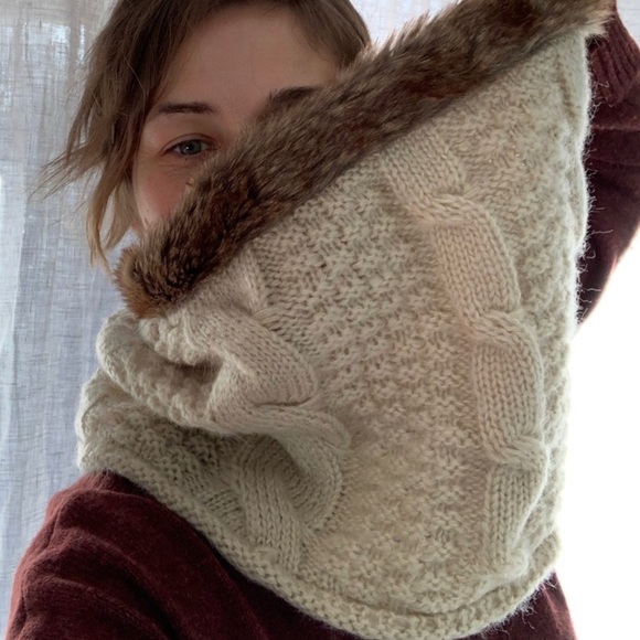 Evelyn K faux fur trimmed cable knit cowl NWT no flaws beige with brown faux fur - Picture 6 of 11